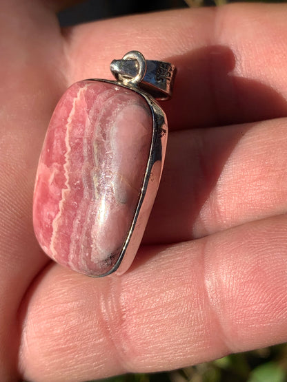 Rhodochrosite ! Pièce unique en Argent de 45 mm x 22 x 8. Vendu avec un cordon réglable de couleur noire !