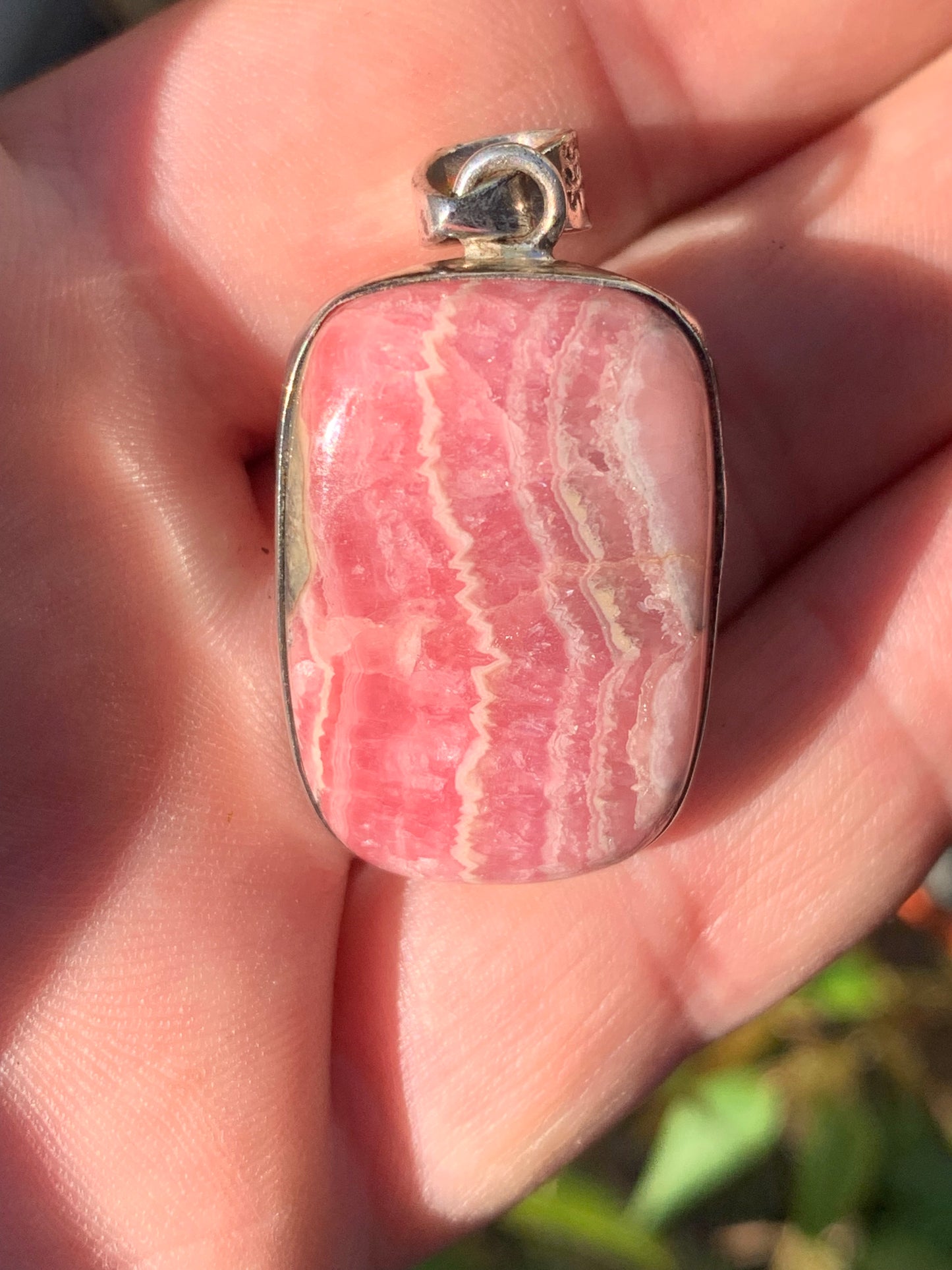 Rhodochrosite ! Pièce unique en Argent de 45 mm x 22 x 8. Vendu avec un cordon réglable de couleur noire !