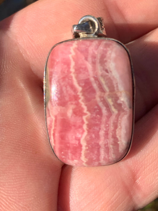 Rhodochrosite ! Pièce unique en Argent de 45 mm x 22 x 8. Vendu avec un cordon réglable de couleur noire !