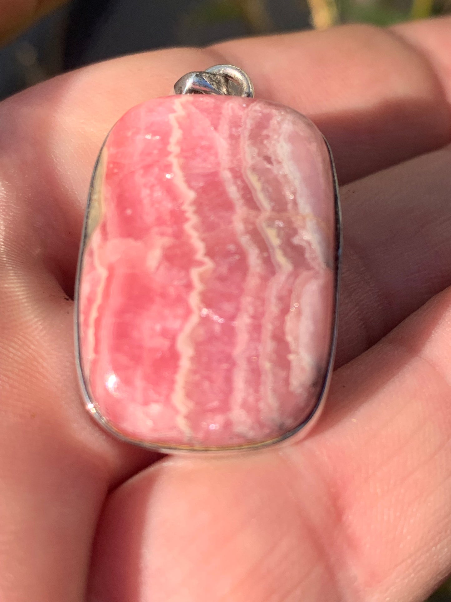 Rhodochrosite ! Pièce unique en Argent de 45 mm x 22 x 8. Vendu avec un cordon réglable de couleur noire !