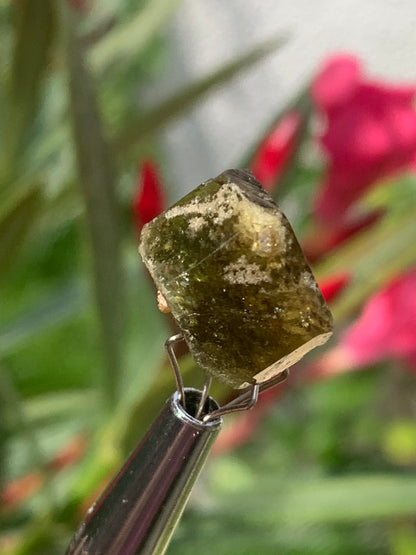 Tourmaline verte/ Verdélite, cristal naturel de 15 x 12 x 10 mm - 2,7 grammes. Magnifique cristal au vert cristal !
