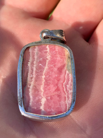 Rhodochrosite ! Pièce unique en Argent de 45 mm x 22 x 8. Vendu avec un cordon réglable de couleur noire !