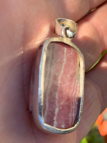 Rhodochrosite ! Pièce unique en Argent de 45 mm x 22 x 8. Vendu avec un cordon réglable de couleur noire !