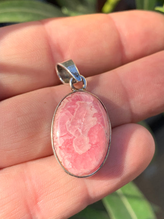 Rhodochrosite ! Pièce unique en Argent de 38 mm x 17 x 5. Vendu avec un cordon réglable de couleur noire !