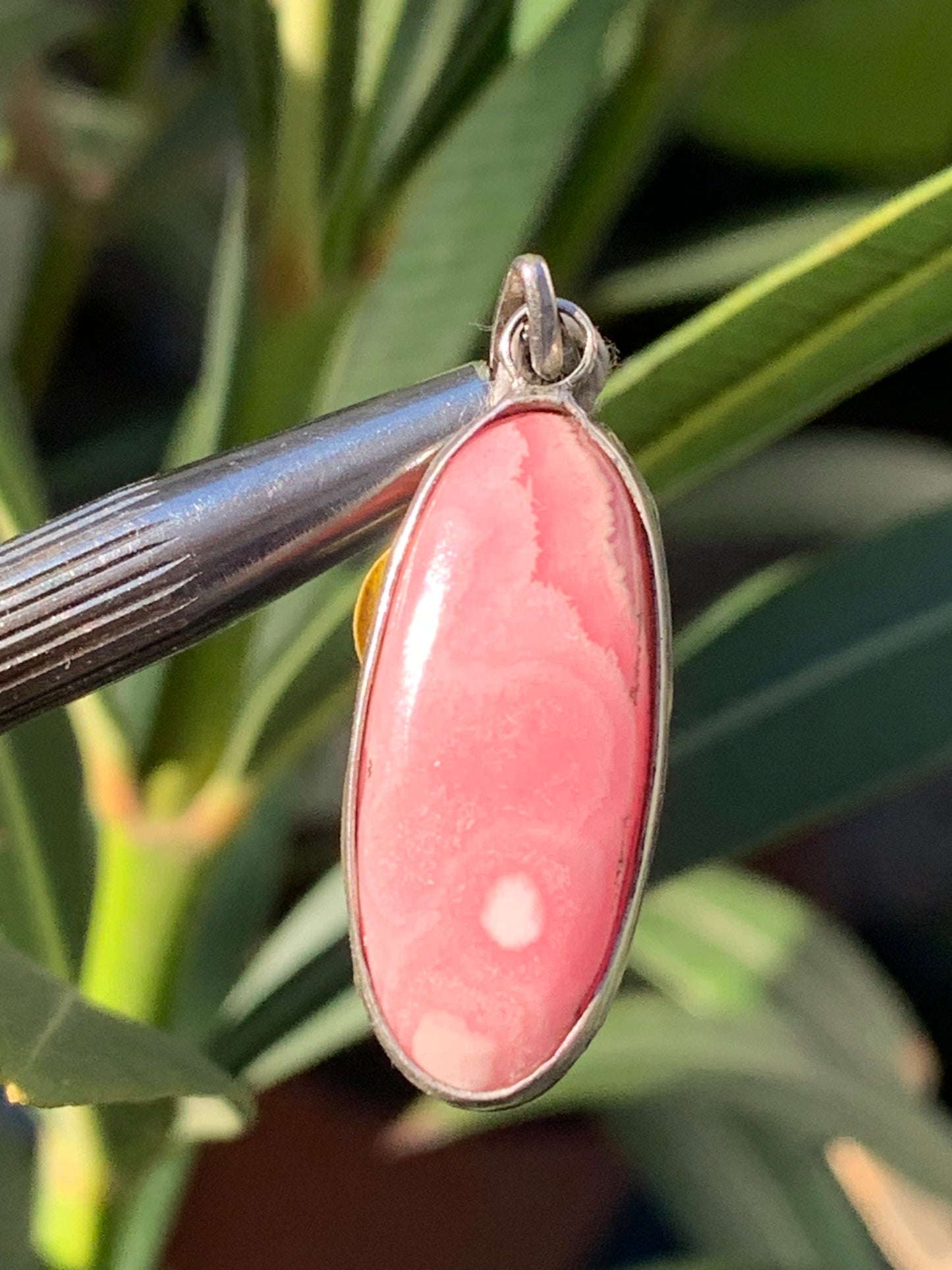 Rhodochrosite ! Pièce unique en Argent de 35 mm x 12 x 5. Vendu avec un cordon réglable de couleur noire !