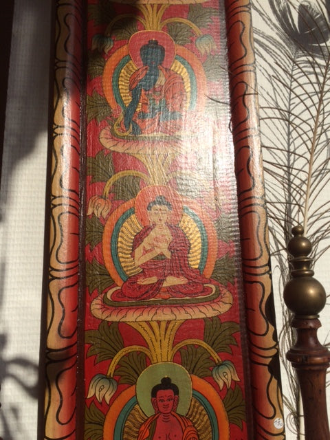 Thangka/ panneau en bois de 91 x 20 centimètres, incroyable conception dans un cadre en bois de pin, avec les 5 Bouddhas !