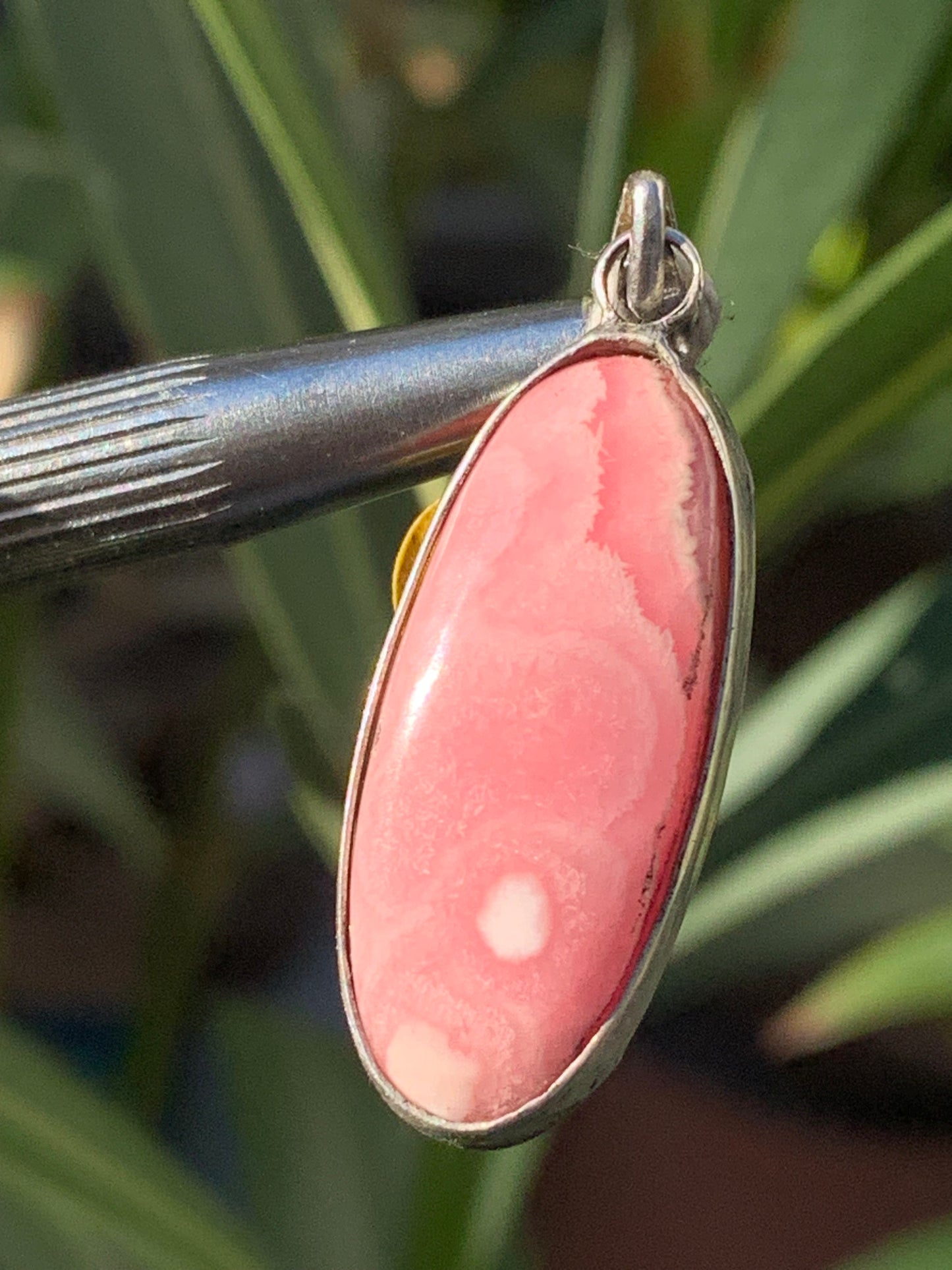 Rhodochrosite ! Pièce unique en Argent de 35 mm x 12 x 5. Vendu avec un cordon réglable de couleur noire !