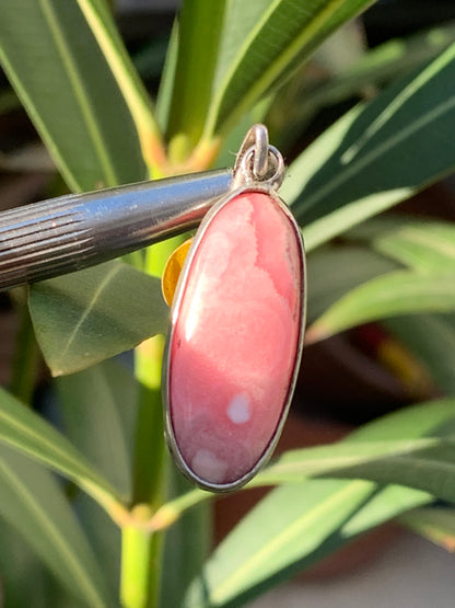 Rhodochrosite ! Pièce unique en Argent de 35 mm x 12 x 5. Vendu avec un cordon réglable de couleur noire !