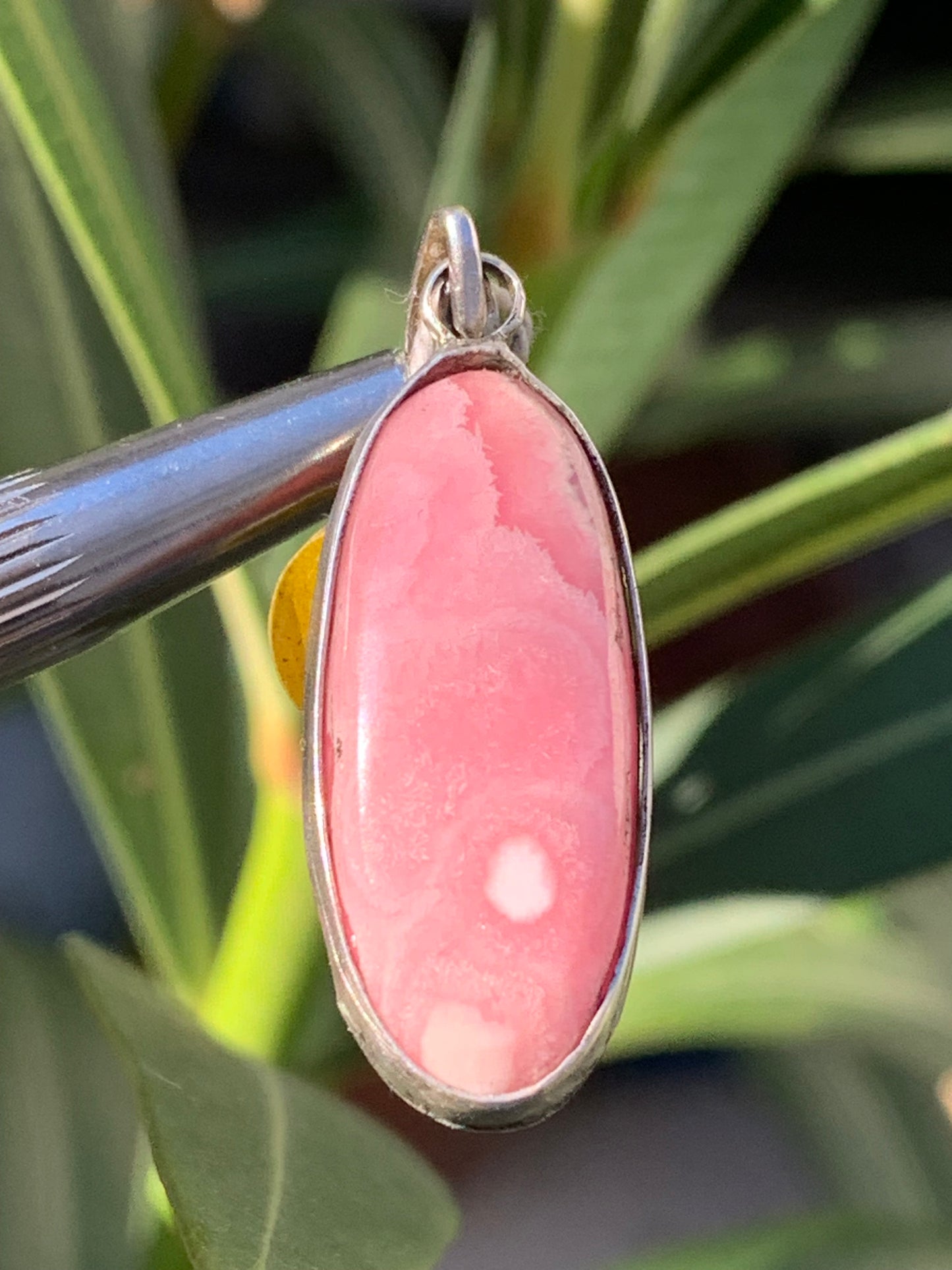Rhodochrosite ! Pièce unique en Argent de 35 mm x 12 x 5. Vendu avec un cordon réglable de couleur noire !