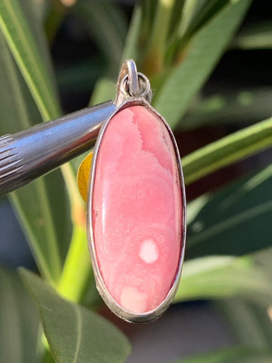 Rhodochrosite ! Pièce unique en Argent de 35 mm x 12 x 5. Vendu avec un cordon réglable de couleur noire !