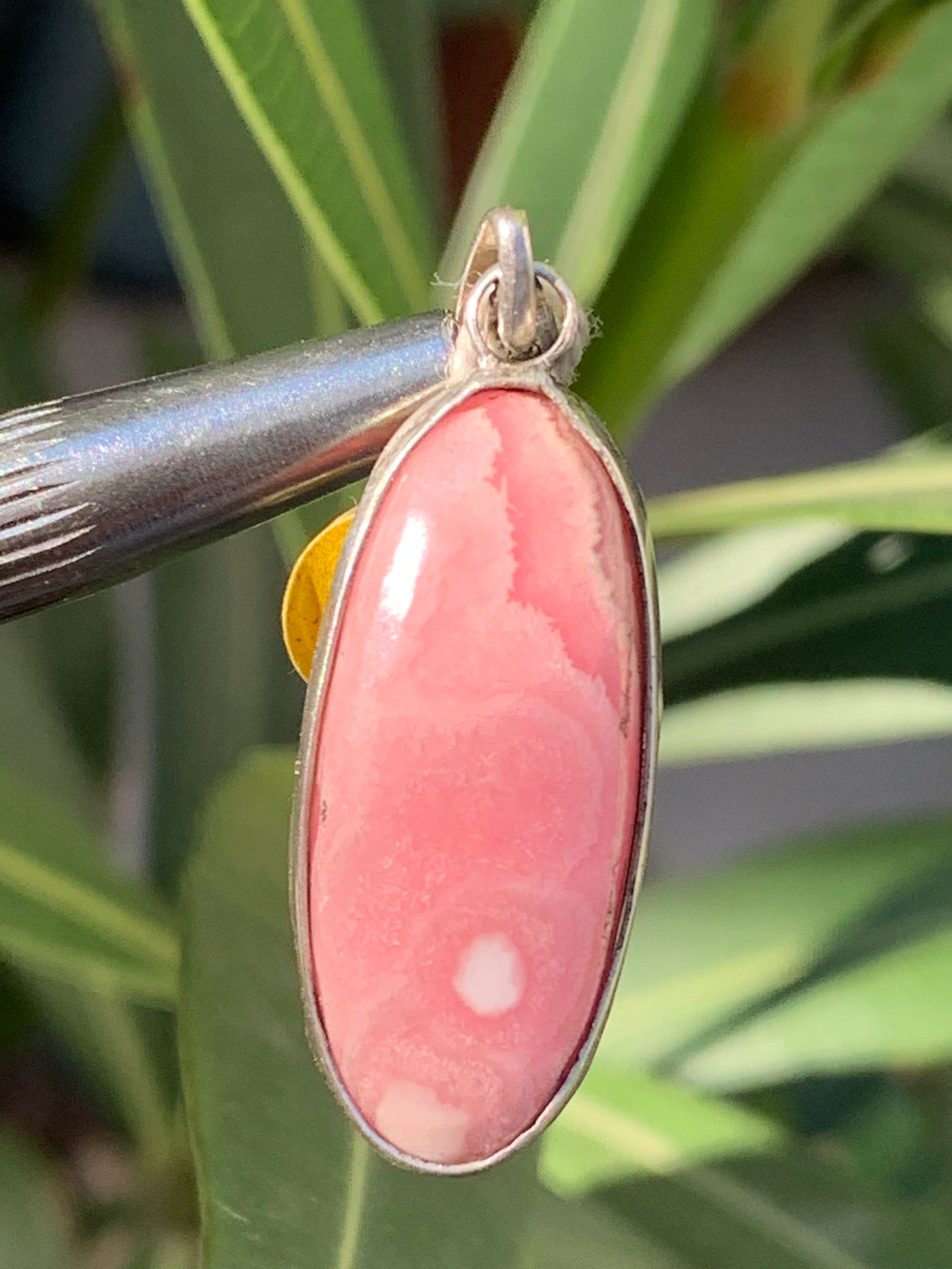 Rhodochrosite ! Pièce unique en Argent de 35 mm x 12 x 5. Vendu avec un cordon réglable de couleur noire !