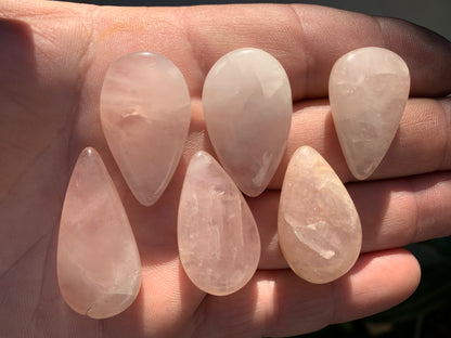 Quartz Rose, cabochon 'goutte', qualité A à AA, 30 x 20 x 8 mm environ, parfait pour la bijouterie, collection, lithothérapie...