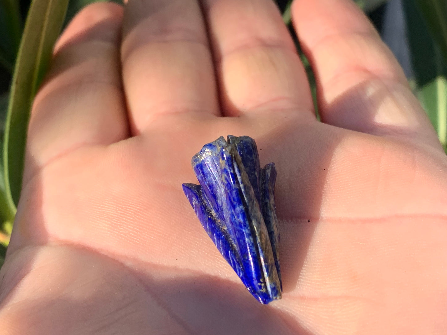 Lapis lazuli, pièce unique d'une fleur sculptée, qualité AA à AAA, 30mm x 18 de diamètre environ, parfait pour la bijouterie ou collection !