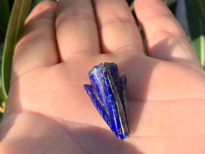 Lapis lazuli, pièce unique d'une fleur sculptée, qualité AA à AAA, 30mm x 18 de diamètre environ, parfait pour la bijouterie ou collection !