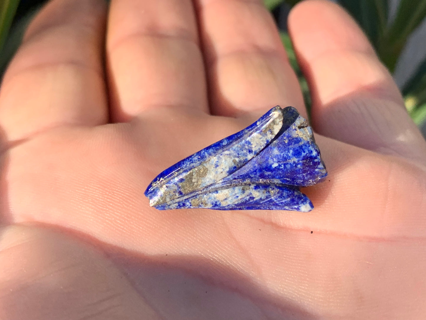 Lapis lazuli, pièce unique d'une fleur sculptée, qualité AA à AAA, 30mm x 18 de diamètre environ, parfait pour la bijouterie ou collection !