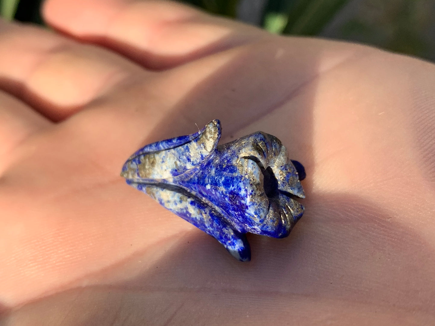 Lapis lazuli, pièce unique d'une fleur sculptée, qualité AA à AAA, 30mm x 18 de diamètre environ, parfait pour la bijouterie ou collection !