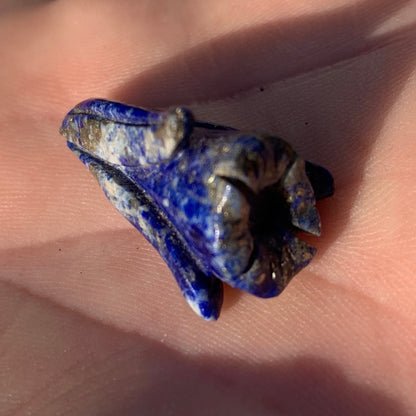 Lapis lazuli, pièce unique d'une fleur sculptée, qualité AA à AAA, 30mm x 18 de diamètre environ, parfait pour la bijouterie ou collection !