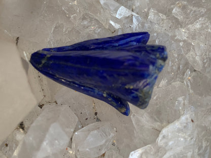 Lapis lazuli, pièce unique d'une fleur sculptée, qualité AA à AAA, 30mm x 18 de diamètre environ, parfait pour la bijouterie ou collection !