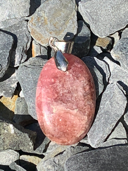 Rhodochrosite, 'cabochon percé' de 40 mm x 18 x 6. Vendu avec un cordon réglable de couleur noire !