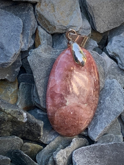Rhodochrosite, 'cabochon percé' de 40 mm x 18 x 6. Vendu avec un cordon réglable de couleur noire !
