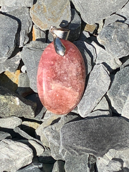 Rhodochrosite, 'cabochon percé' de 40 mm x 18 x 6. Vendu avec un cordon réglable de couleur noire !