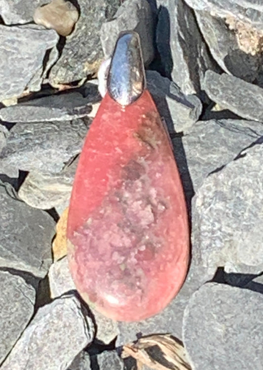 Rhodochrosite, 'cabochon percé' de 45 mm x 18 x 6. Vendu avec un cordon réglable de couleur noire !