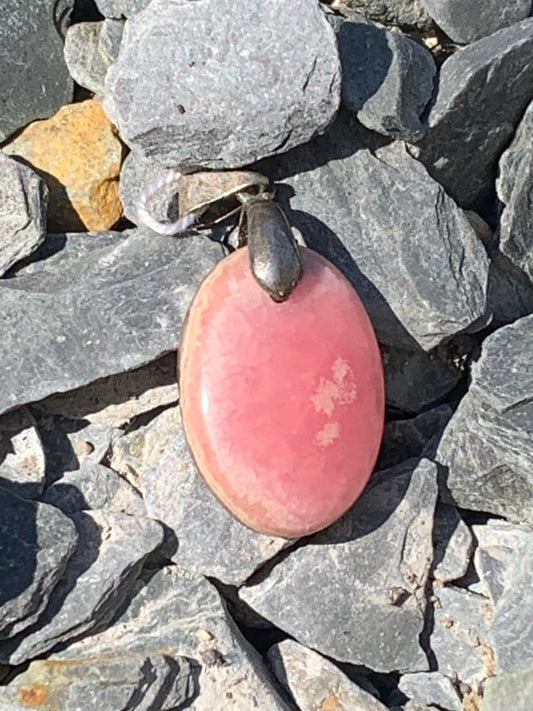 Rhodochrosite, 'cabochon percé' de 37 mm x 17 x 6. Vendu avec un cordon réglable de couleur noire !
