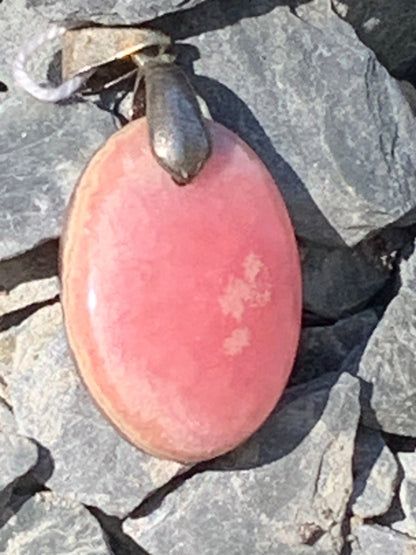 Rhodochrosite, 'cabochon percé' de 37 mm x 17 x 6. Vendu avec un cordon réglable de couleur noire !