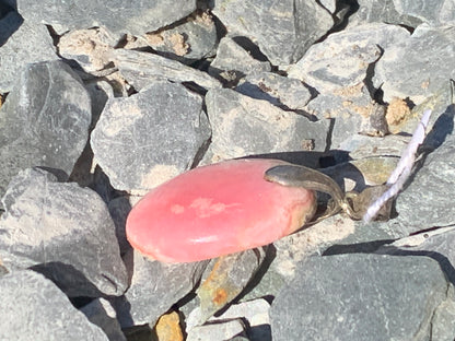 Rhodochrosite, 'cabochon percé' de 37 mm x 17 x 6. Vendu avec un cordon réglable de couleur noire !