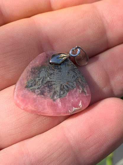 Rhodochrosite sur pyrite, superbe 'cabochon percé' de 32 mm x26 x5. Vendu avec cordon réglable de couleur noire !