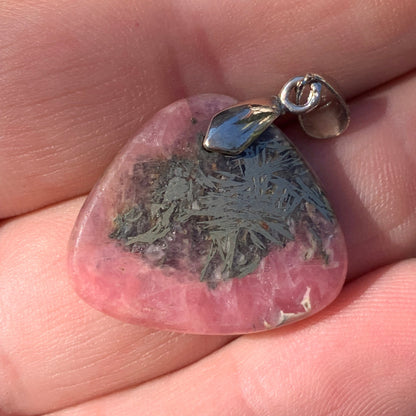 Rhodochrosite sur pyrite, superbe 'cabochon percé' de 32 mm x26 x5. Vendu avec cordon réglable de couleur noire !