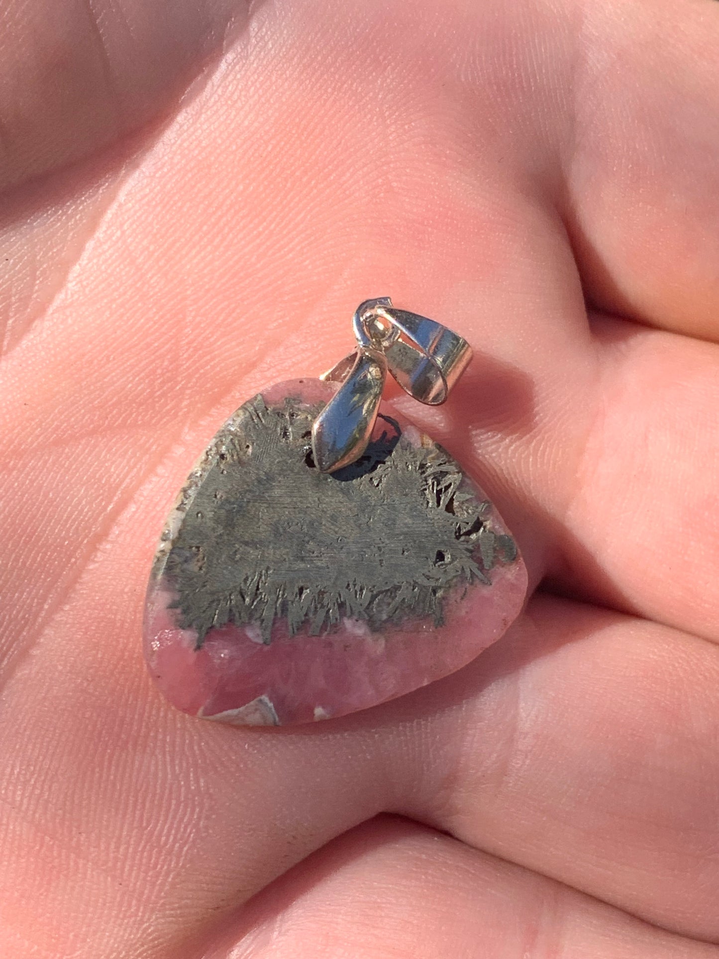 Rhodochrosite sur pyrite, superbe 'cabochon percé' de 32 mm x26 x5. Vendu avec cordon réglable de couleur noire !