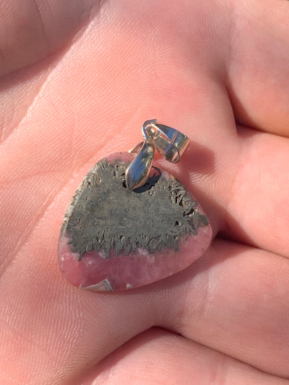 Rhodochrosite sur pyrite, superbe 'cabochon percé' de 32 mm x26 x5. Vendu avec cordon réglable de couleur noire !