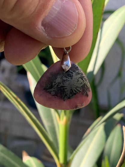 Rhodochrosite sur pyrite, superbe 'cabochon percé' de 32 mm x26 x5. Vendu avec cordon réglable de couleur noire !
