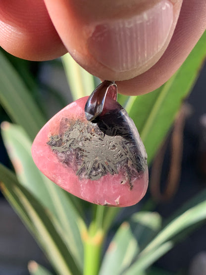 Rhodochrosite sur pyrite, superbe 'cabochon percé' de 32 mm x26 x5. Vendu avec cordon réglable de couleur noire !