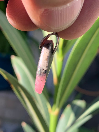 Rhodochrosite sur pyrite, superbe 'cabochon percé' de 32 mm x26 x5. Vendu avec cordon réglable de couleur noire !