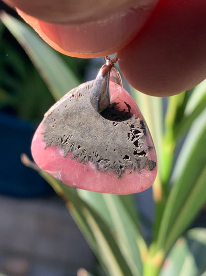 Rhodochrosite sur pyrite, superbe 'cabochon percé' de 32 mm x26 x5. Vendu avec cordon réglable de couleur noire !