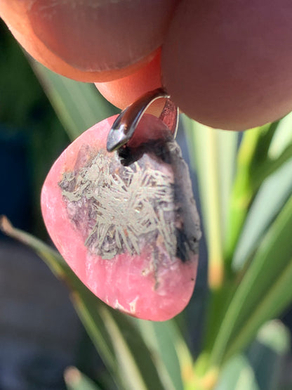 Rhodochrosite sur pyrite, superbe 'cabochon percé' de 32 mm x26 x5. Vendu avec cordon réglable de couleur noire !