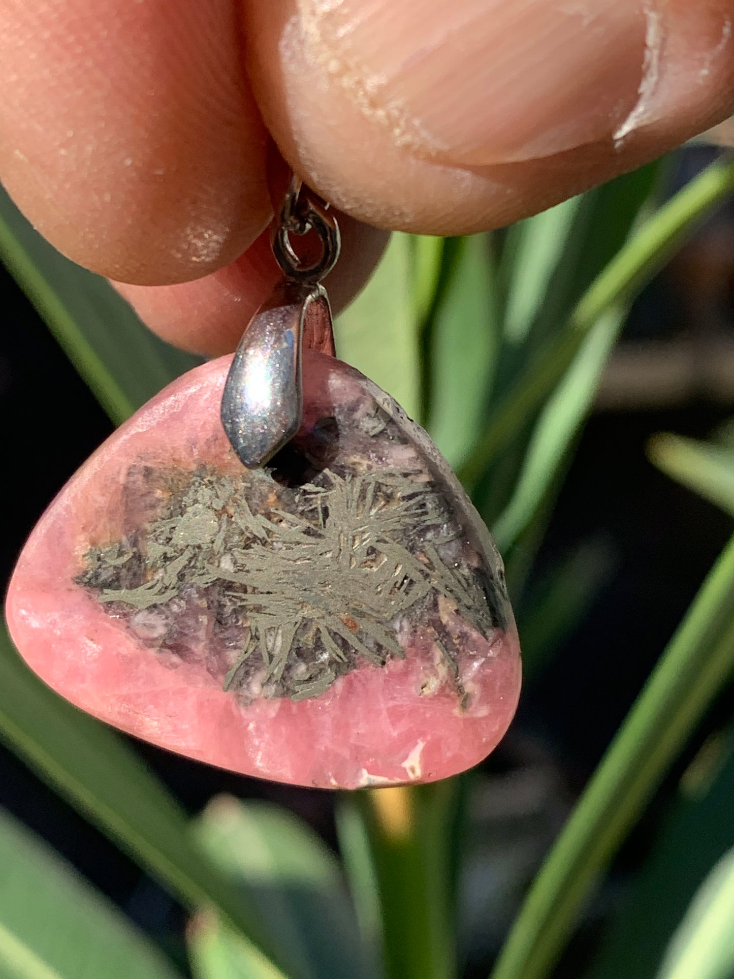 Rhodochrosite sur pyrite, superbe 'cabochon percé' de 32 mm x26 x5. Vendu avec cordon réglable de couleur noire !