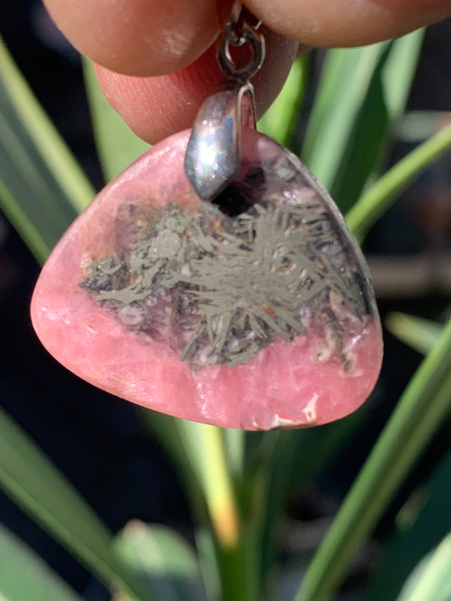 Rhodochrosite sur pyrite, superbe 'cabochon percé' de 32 mm x26 x5. Vendu avec cordon réglable de couleur noire !