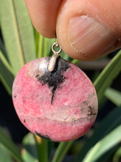 Rhodonite, pendentif 'cabochon percé' de 40 mm x30 x7. Vendu avec cordon réglable de couleur noire !