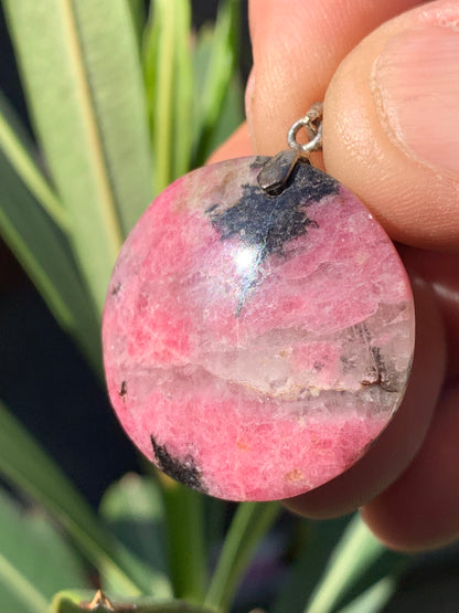 Rhodonite, pendentif 'cabochon percé' de 40 mm x30 x7. Vendu avec cordon réglable de couleur noire !