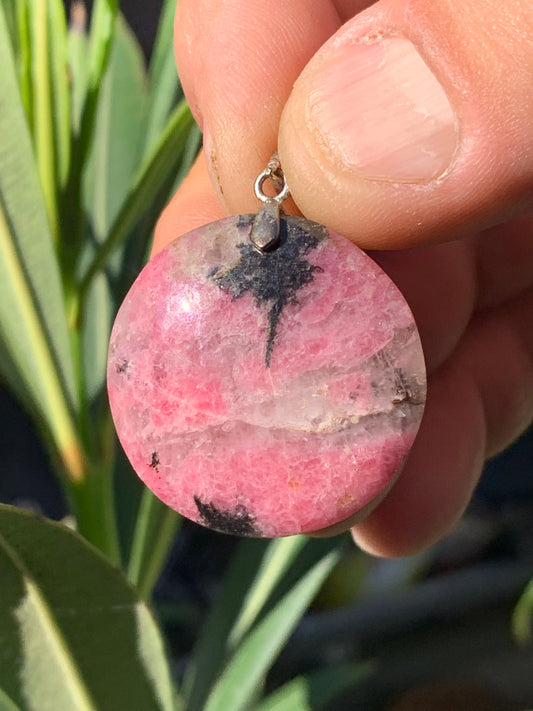 Rhodonite, pendentif 'cabochon percé' de 40 mm x30 x7. Vendu avec cordon réglable de couleur noire !