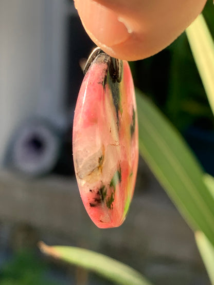Rhodonite, pendentif 'cabochon percé' de 40 mm x30 x7. Vendu avec cordon réglable de couleur noire !