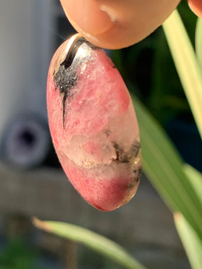 Rhodonite, pendentif 'cabochon percé' de 40 mm x30 x7. Vendu avec cordon réglable de couleur noire !