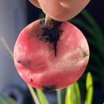 Rhodonite, pendentif 'cabochon percé' de 40 mm x30 x7. Vendu avec cordon réglable de couleur noire !