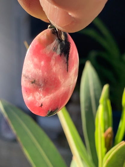 Rhodonite, pendentif 'cabochon percé' de 40 mm x30 x7. Vendu avec cordon réglable de couleur noire !