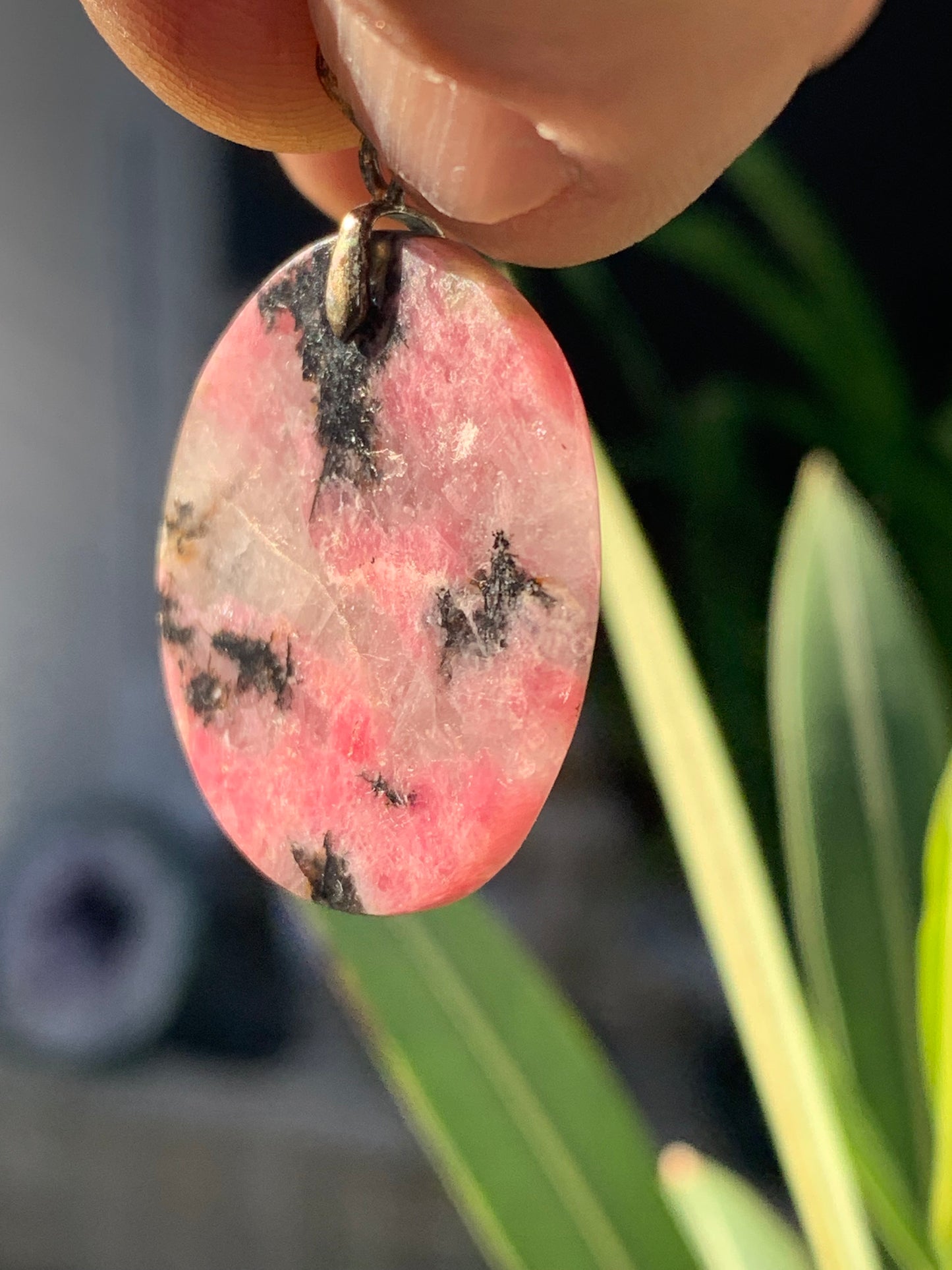 Rhodonite, pendentif 'cabochon percé' de 40 mm x30 x7. Vendu avec cordon réglable de couleur noire !