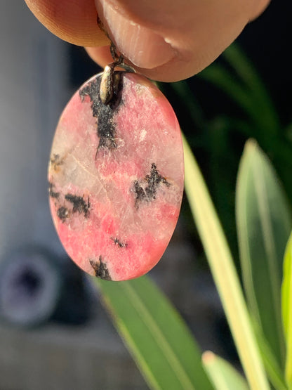 Rhodonite, pendentif 'cabochon percé' de 40 mm x30 x7. Vendu avec cordon réglable de couleur noire !