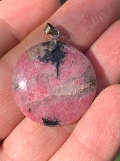 Rhodonite, pendentif 'cabochon percé' de 40 mm x30 x7. Vendu avec cordon réglable de couleur noire !